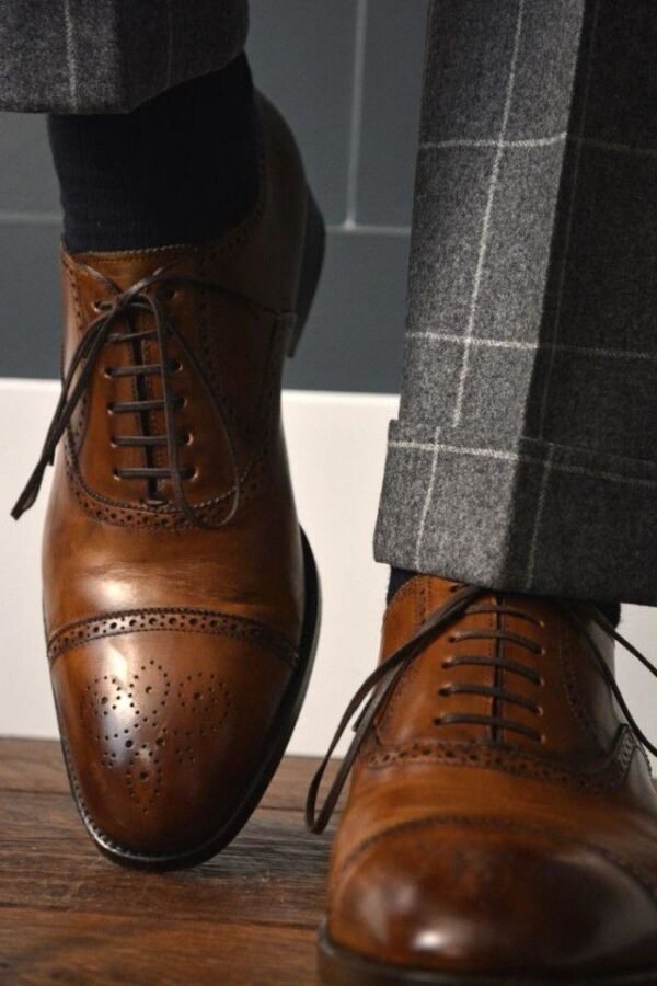 Zapatos y correa de cuero